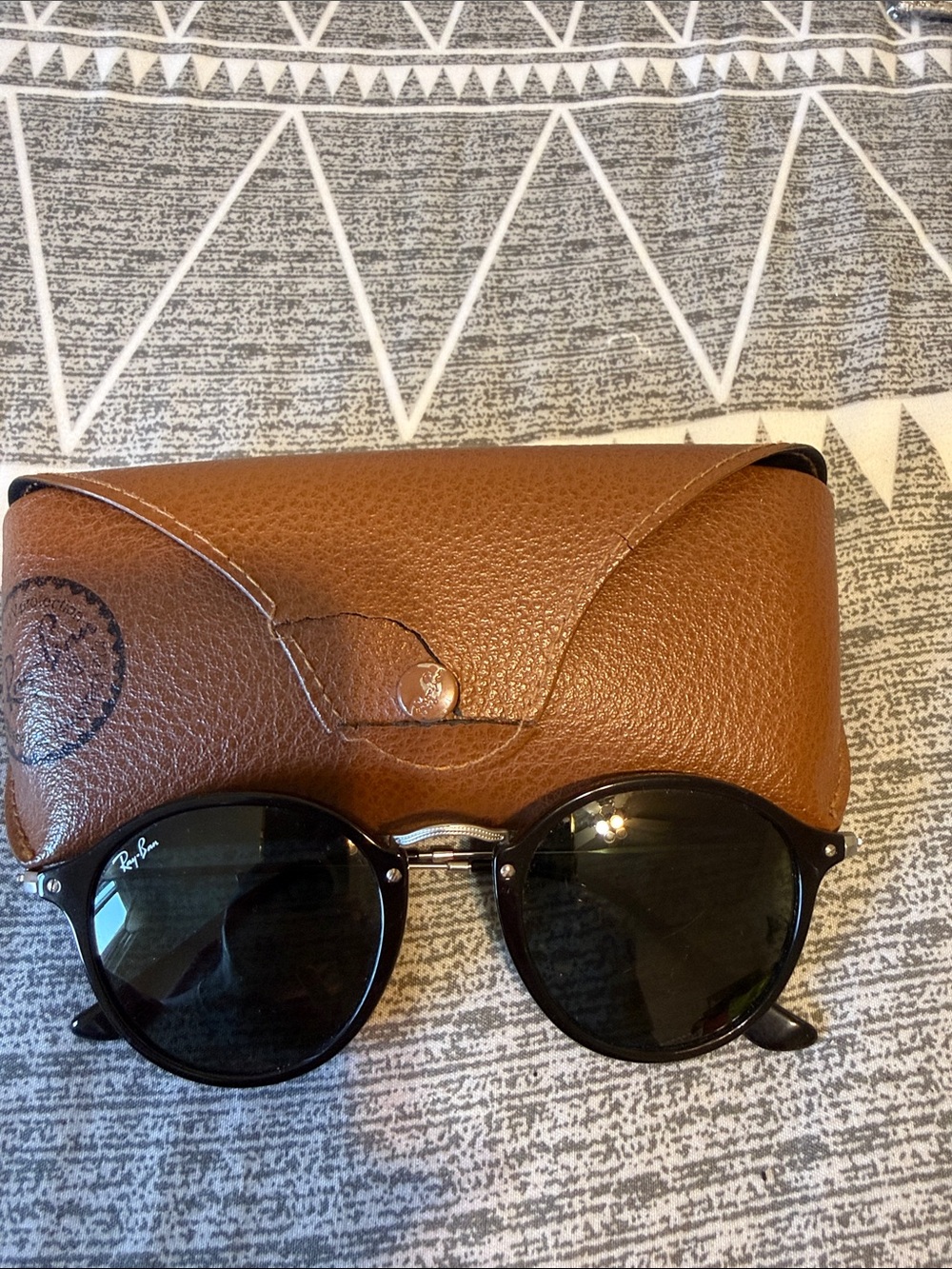 Ray-Ban Black Round Sunglasses with Brown Leather Case
